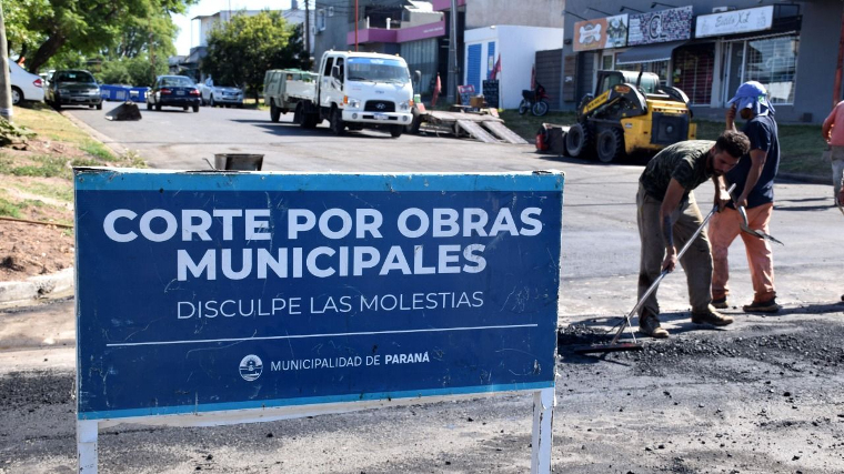 Comienzan los trabajos de bacheo y repavimentación en calle Los Jacarandáes