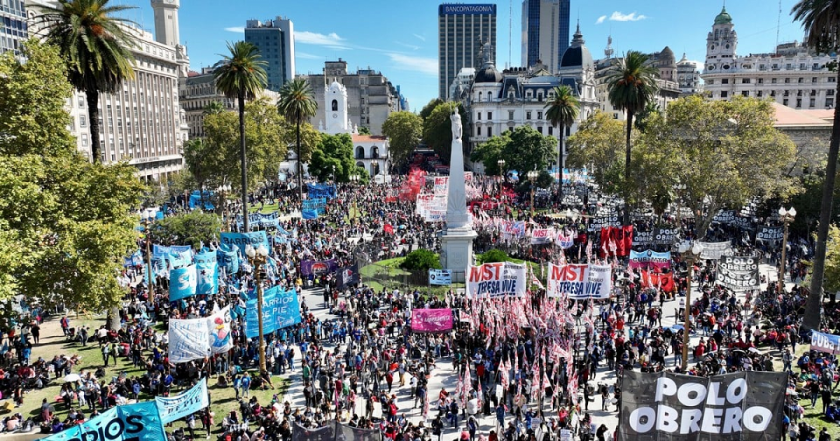 Más de 250 mil beneficiarios de planes sociales compraron dólares y declararon Bienes