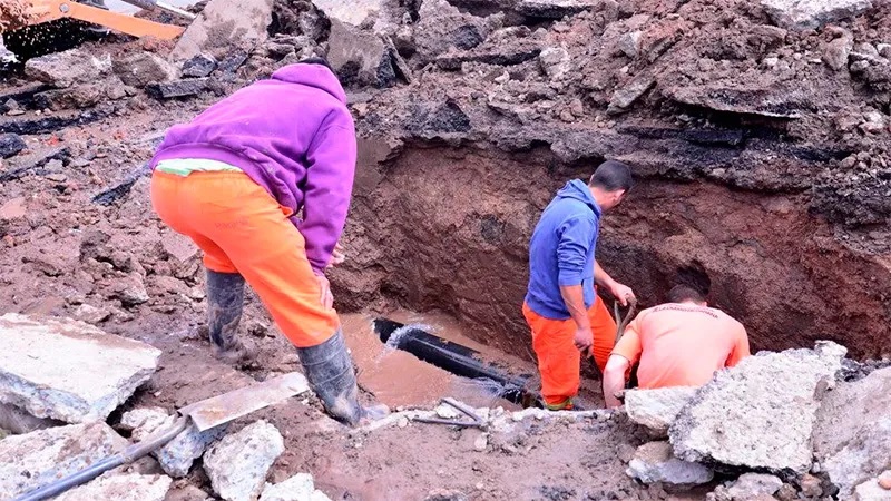 Repararon una cañería de agua que afectaba la zona Oeste de la ciudad Repararon una cañería de agua que afectaba la zona Oeste de la ciudad