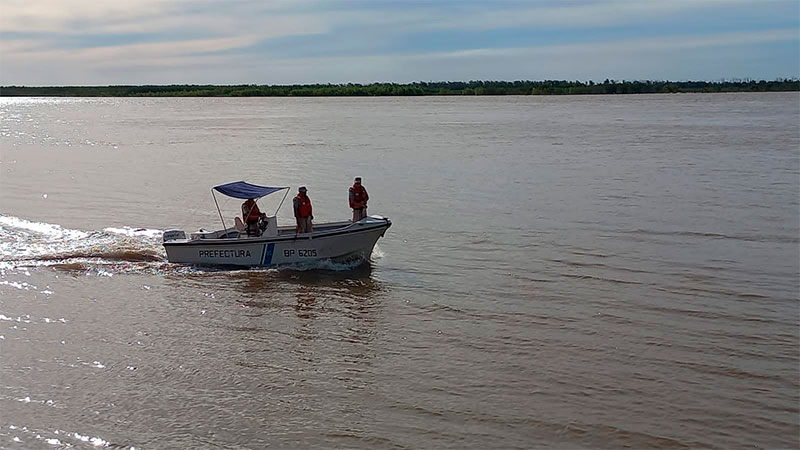 Un joven que nadaba en el Río Paraná es buscado intensamente Un joven que nadaba en el Río Paraná es buscado intensamente