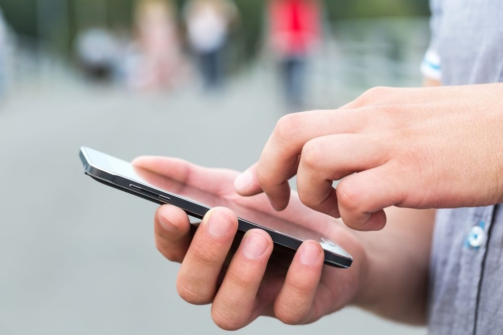 El 75% de la población tiene celular, pero el acceso a Internet sigue siendo desigual El 75% de la población tiene celular, pero el acceso a Internet sigue siendo desigual