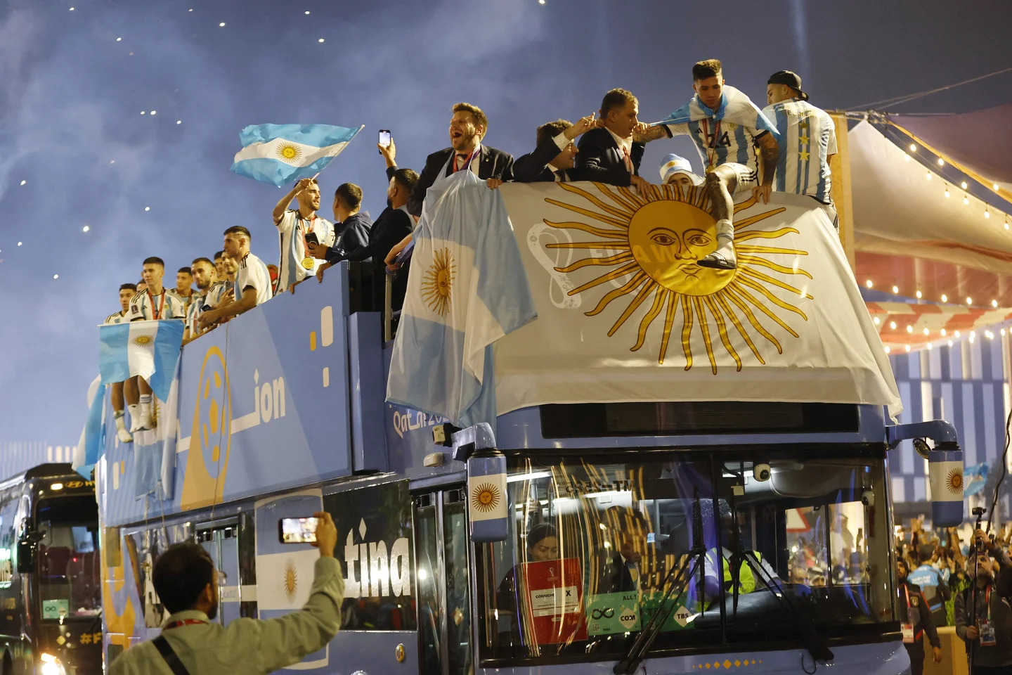 Emoción, champagne y banderas: el festejo de la selección argentina en las calles de Doha
