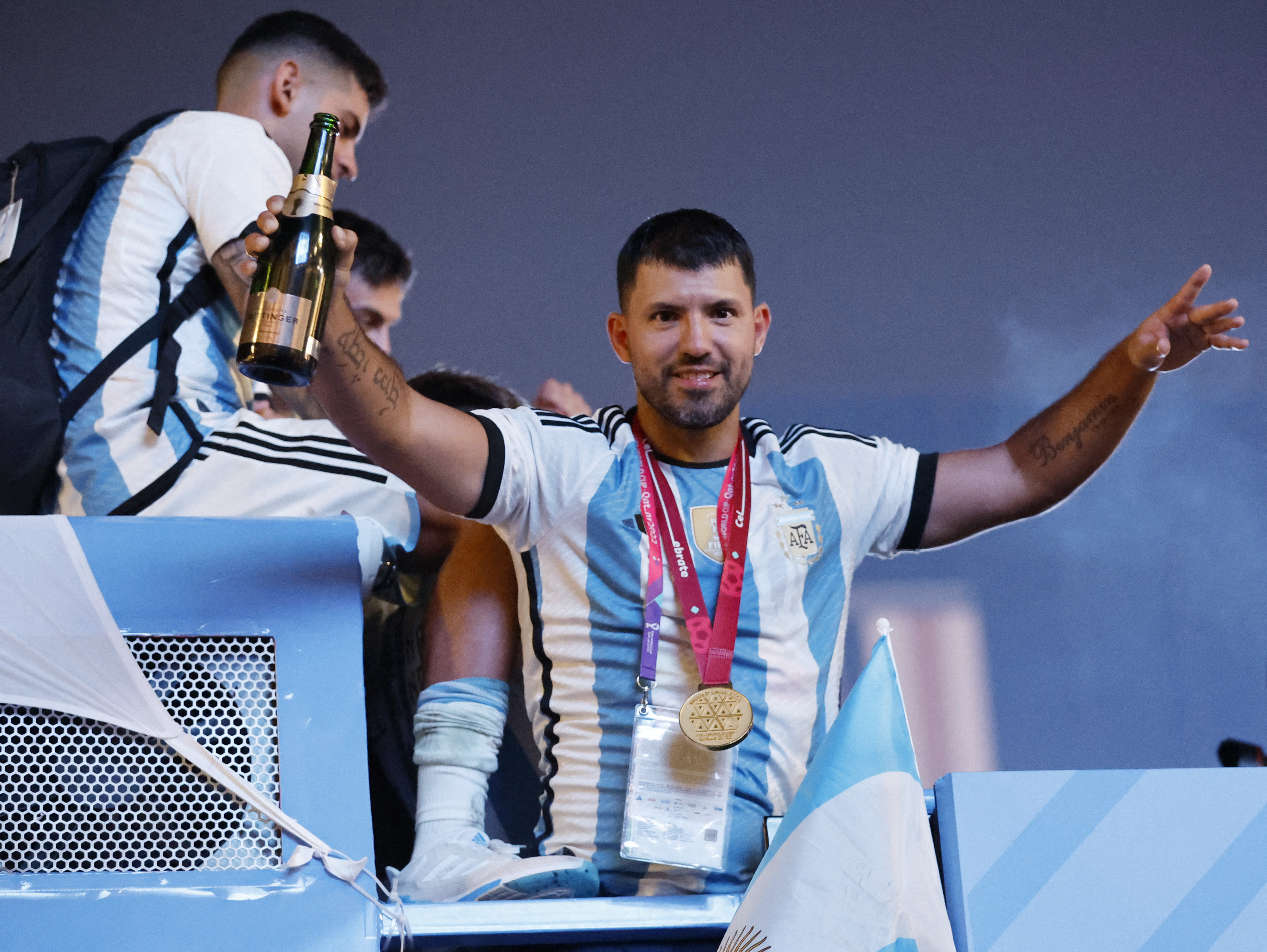 Sergio Aguero celebra con la botella en la mano, durante los primeros metros recorridos a la salida del estadio Lusail 