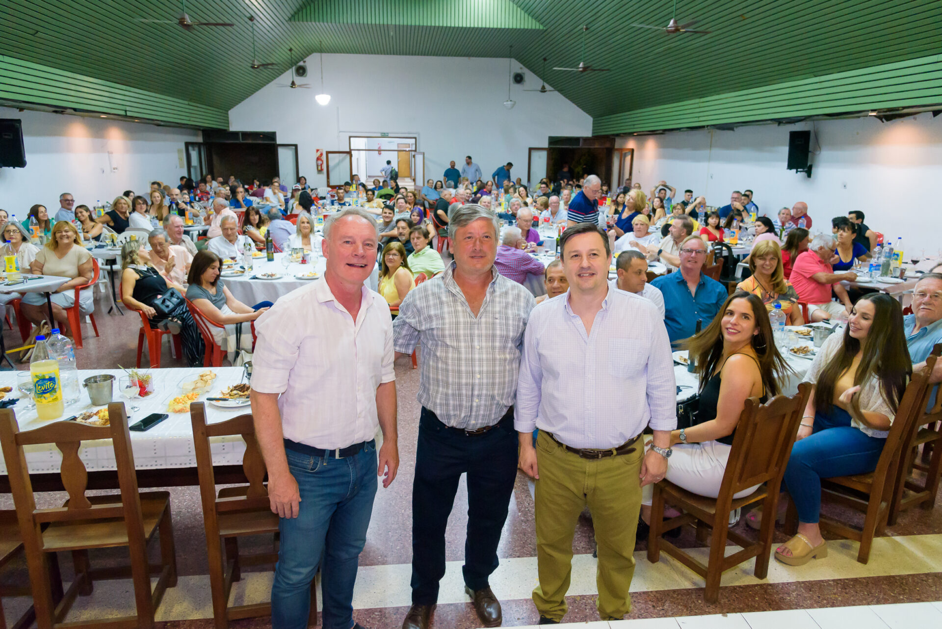 En una multitudinaria cena, Paraná Cambia despidió un gran año de trabajo con todo su equipo En una multitudinaria cena, Paraná Cambia despidió un gran año de trabajo con todo su equipo