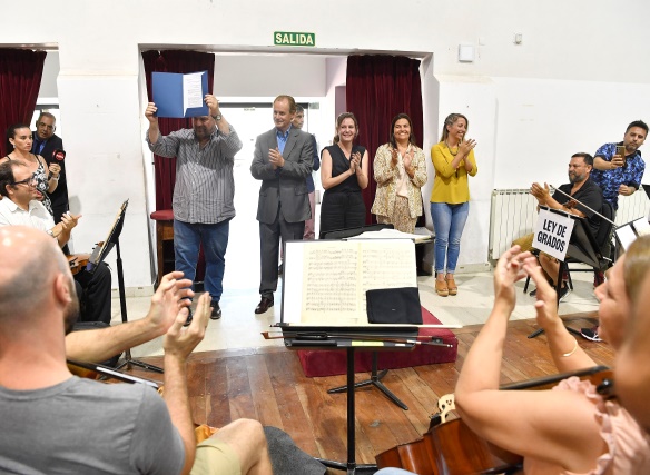 Bordet le entregó la Ley de Grados a la Orquesta Sinfónica Bordet le entregó la Ley de Grados a la Orquesta Sinfónica