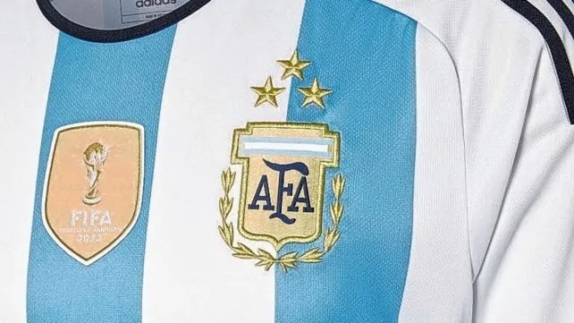 Ya está a la venta la camiseta de la selección argentina con la tercera estrella Ya está a la venta la camiseta de la selección argentina con la tercera estrella