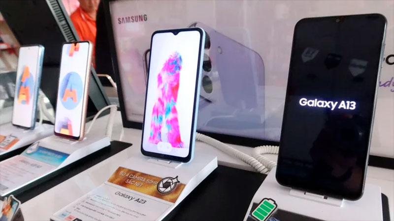 En medio de la crisis, el gobierno lanza un plan para comprar celulares En medio de la crisis, el gobierno lanza un plan para comprar celulares