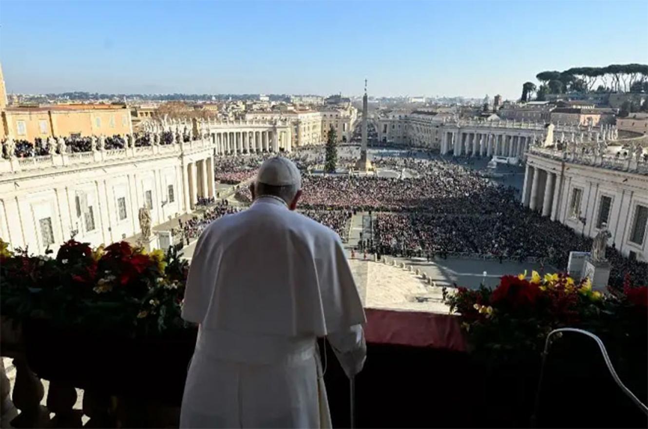 En su mensaje navideño, el Papa pidió el fin inmediato de la “insensata” guerra en Ucrania En su mensaje navideño, el Papa pidió el fin inmediato de la “insensata” guerra en Ucrania