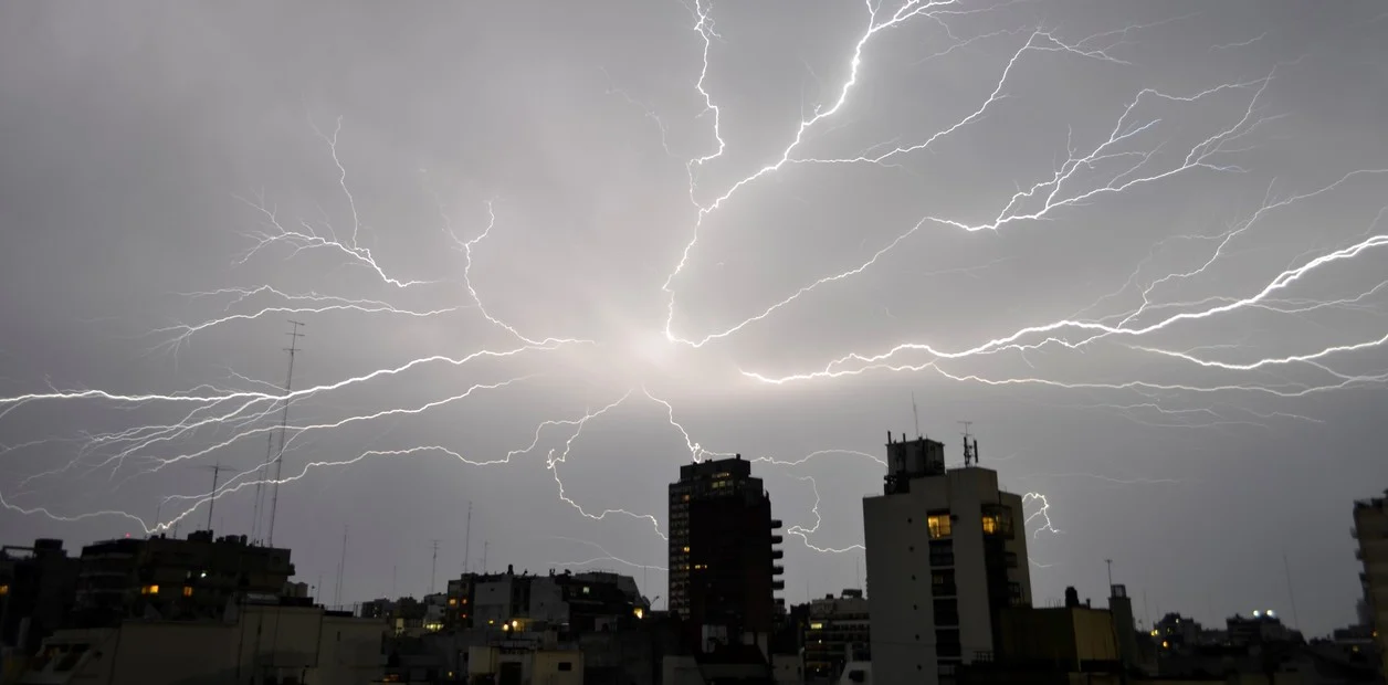 Diez provincias están bajo alerta por fuertes tormentas con caída de granizo y actividad eléctrica