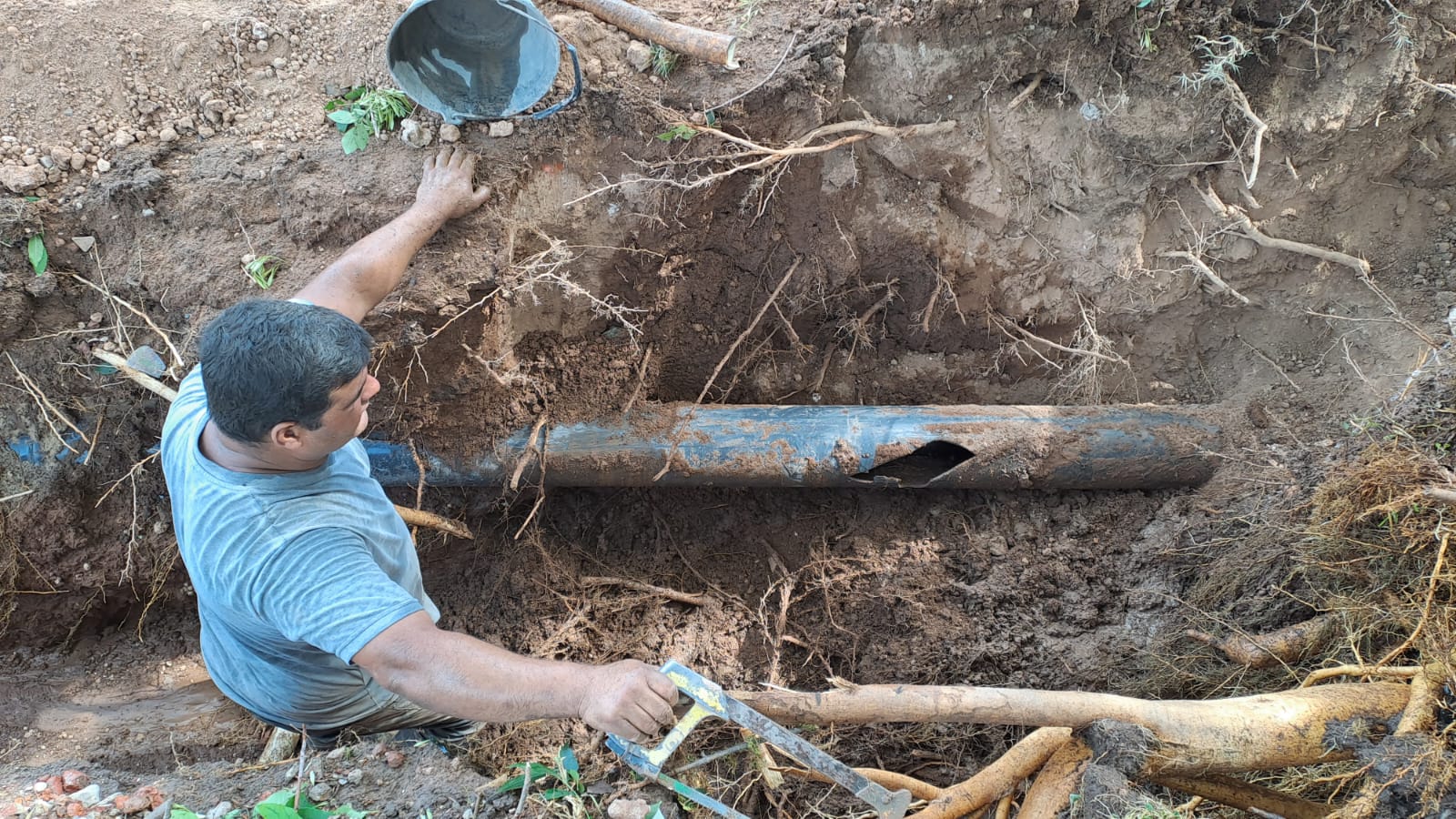 Reparan una cañería de agua en calles General Espejo y Crausaz Reparan una cañería de agua en calles General Espejo y Crausaz