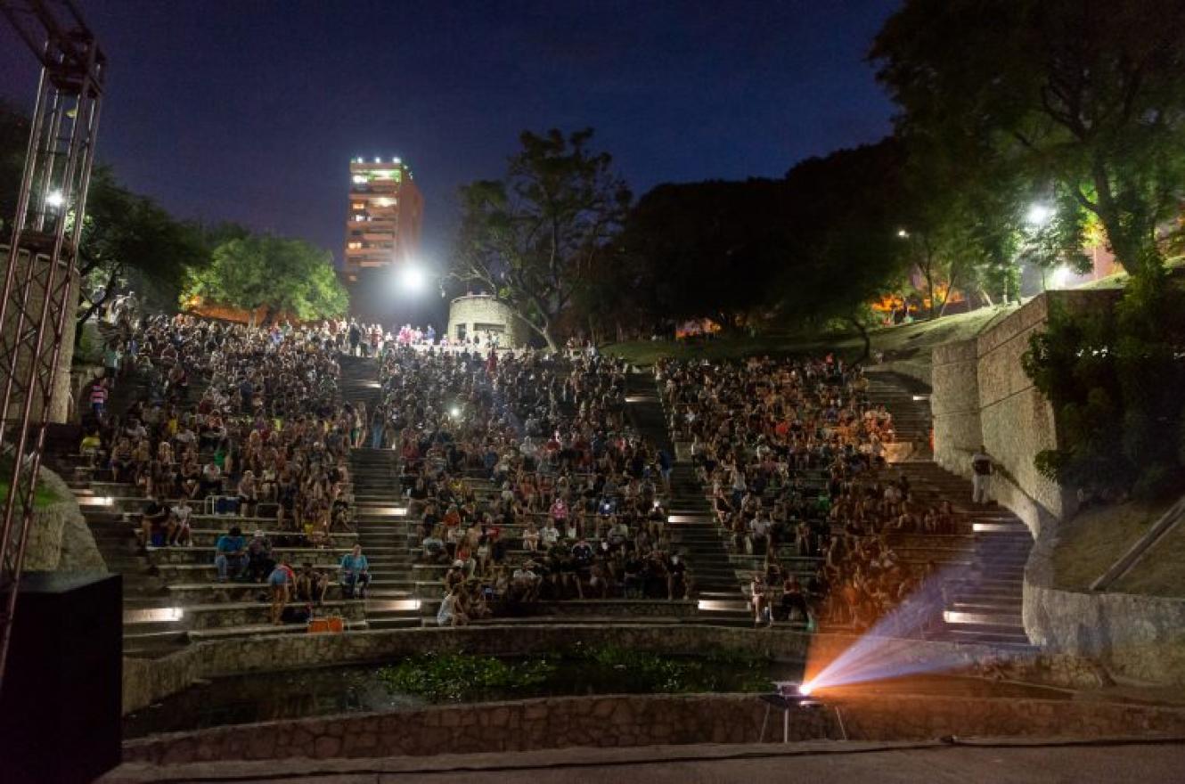 Vuelve el Cine Bajo las Estrellas en el Anfiteatro Vuelve el Cine Bajo las Estrellas en el Anfiteatro
