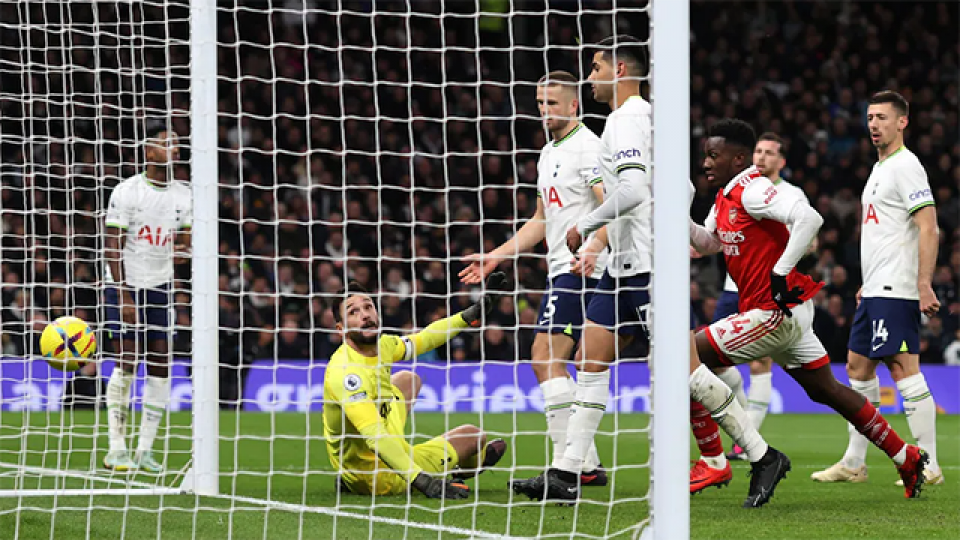 El Tottenham de Cuti Romero cayó ante el líder en el clásico de Londres