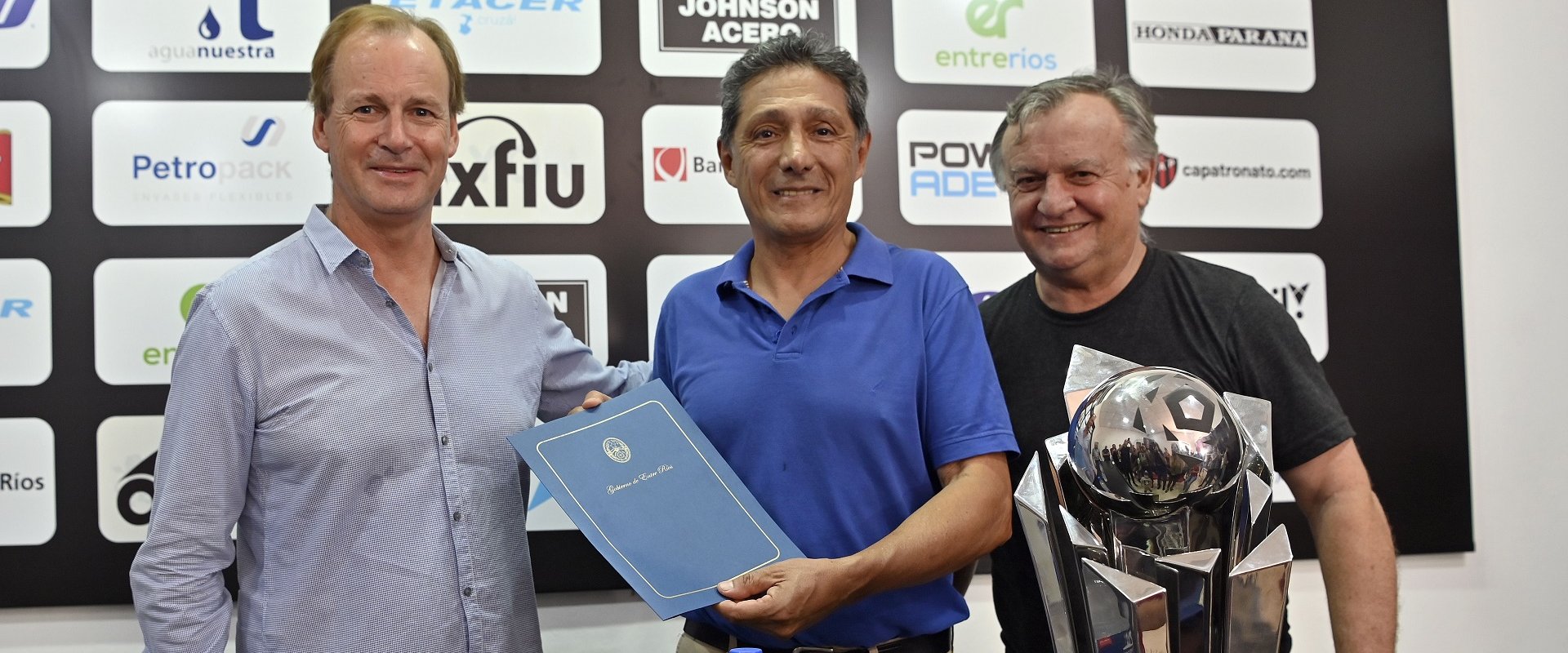 Bordet visitó Patronato, entregó aportes y ratificó su apoyo al Club y al deporte entrerriano Bordet visitó Patronato, entregó aportes y ratificó su apoyo al Club y al deporte entrerriano