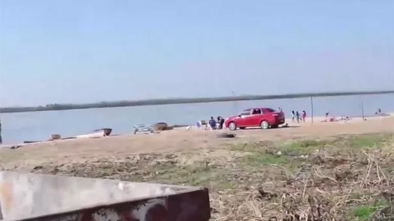 Un joven se ahogó en el río Paraná y buscan a su amigo que se tiró a rescatarlo
