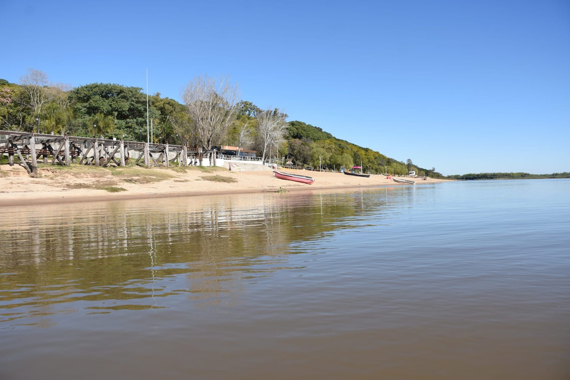 Villa Urquiza sin playa por la bajante, quedó prohibido el ingreso al agua Villa Urquiza sin playa por la bajante, quedó prohibido el ingreso al agua