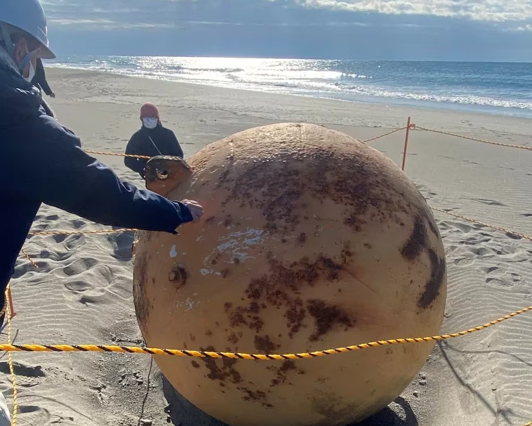 Revelaron más detalles de la bola gigante de hierro que apareció en una playa de Japón Revelaron más detalles de la bola gigante de hierro que apareció en una playa de Japón