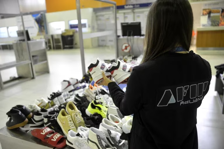 La Aduana revisará a los pasajeros que regresen al país con más valijas de las que se fueron La Aduana revisará a los pasajeros que regresen al país con más valijas de las que se fueron