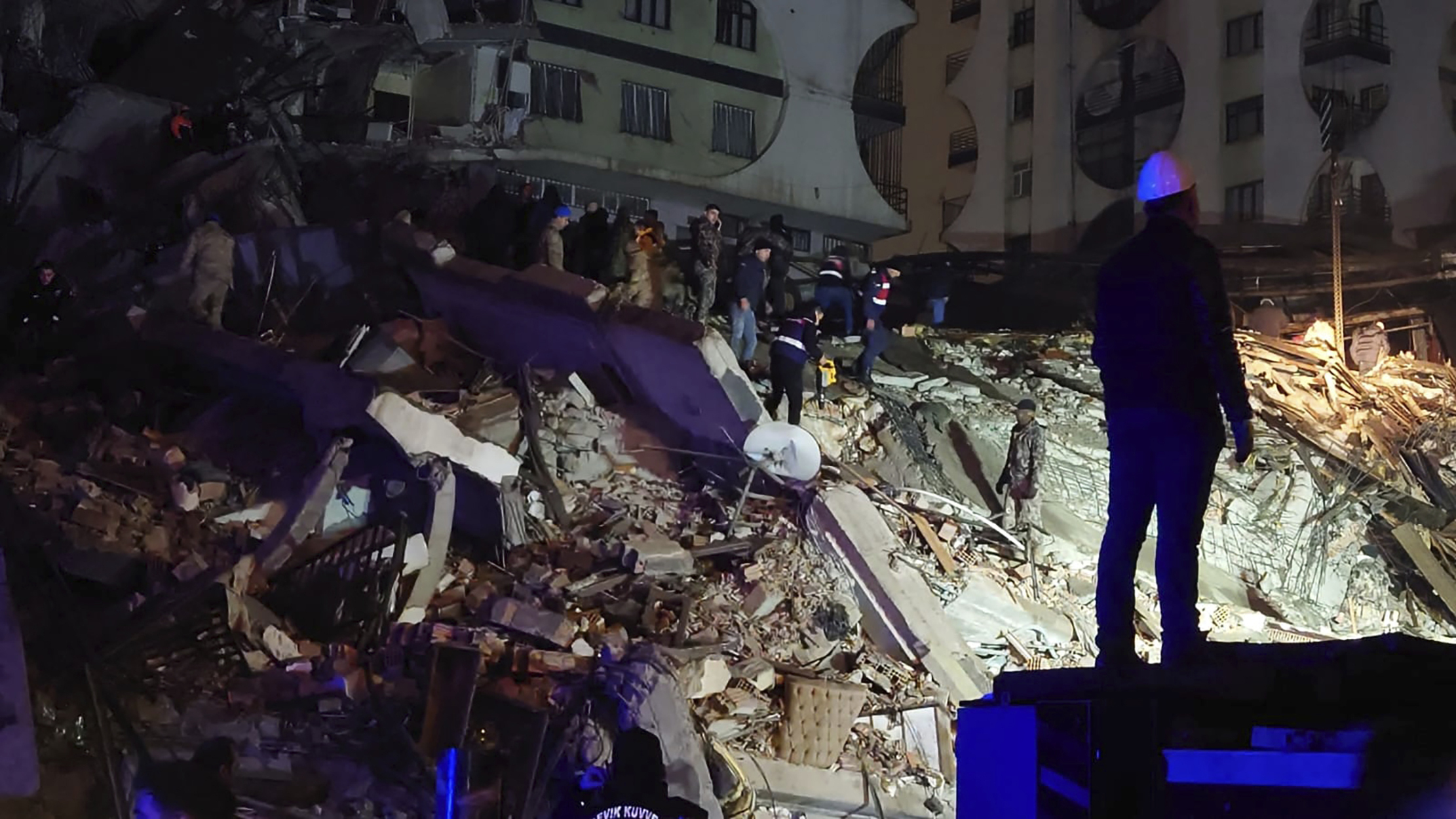El sismo, que llegó a sentirse en El Cairo, tuvo epicentro a unos 90 kilómetros (60 millas) de la frontera ruca con Siria. (AP Foto/Mahmut Bozarsan)