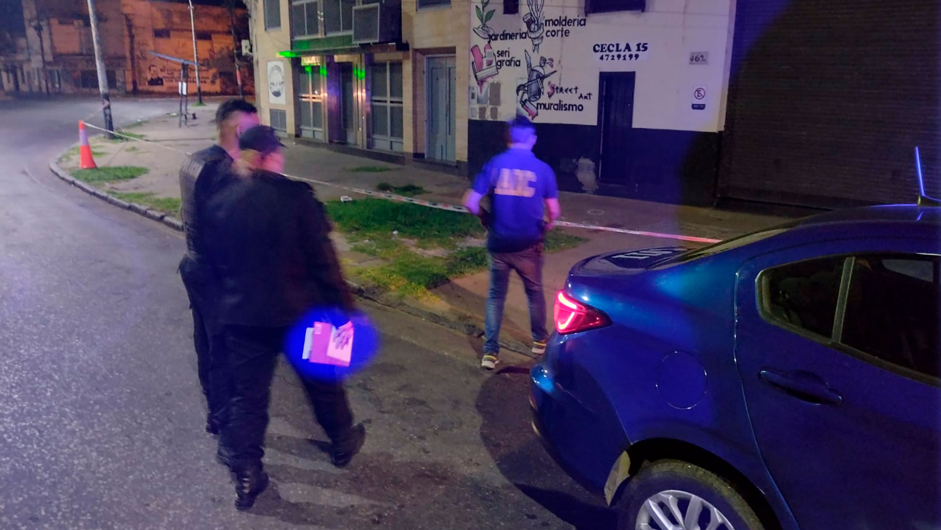 Agentes trabajando en la escena del hecho 