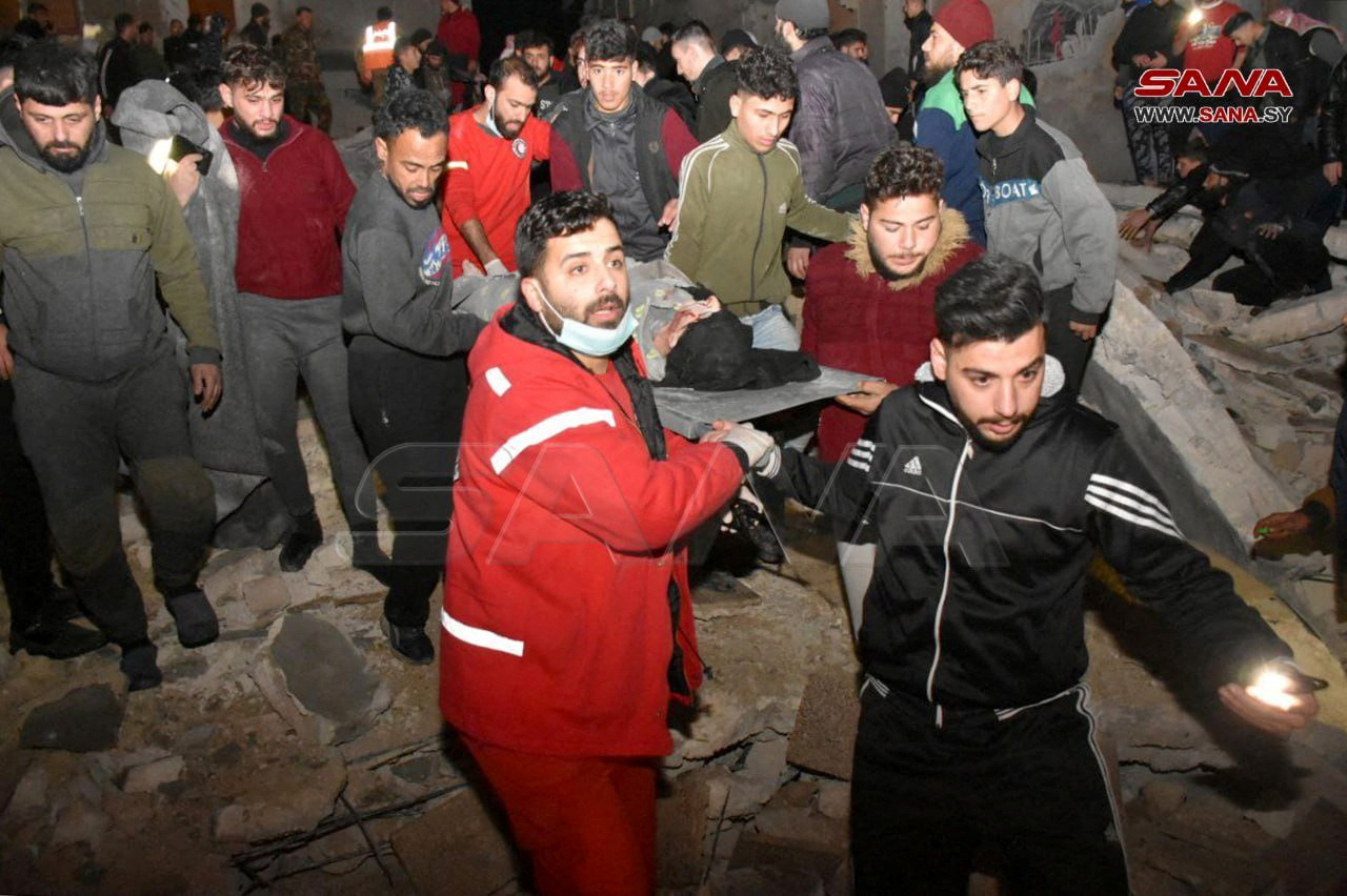 Casi 600 muertos en Turquía y Siria tras un poderoso terremoto de magnitud 7,8