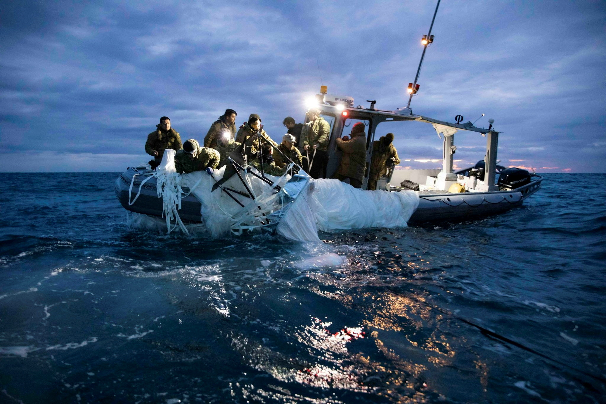 La Armada de los Estados Unidos publicó las fotos de los restos recuperados en el océano del globo espía chino