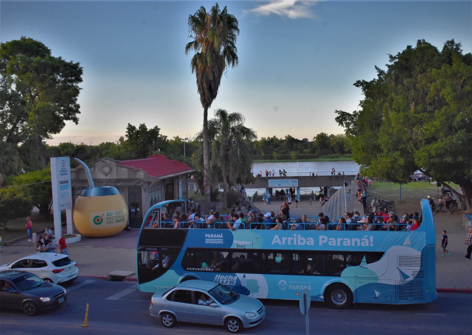 Vecinos y turistas disfrutaron del bus turístico con fines solidarios