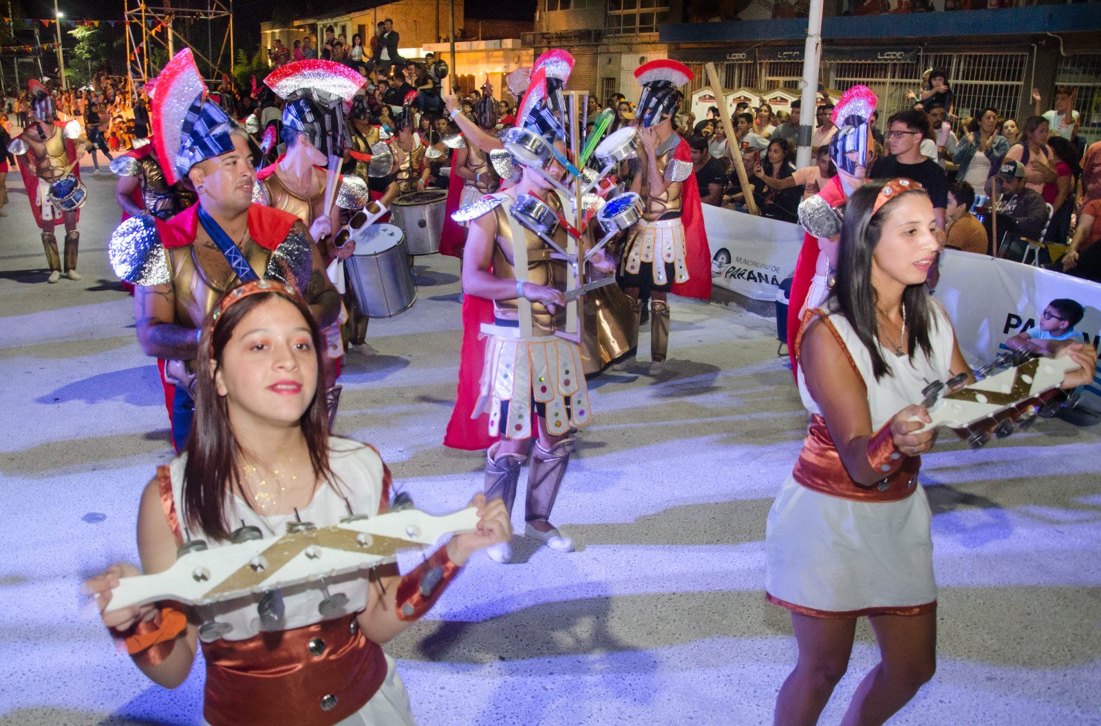 Las comparsas ganadoras del Carnaval desfilaron este lunes en calle Maciá