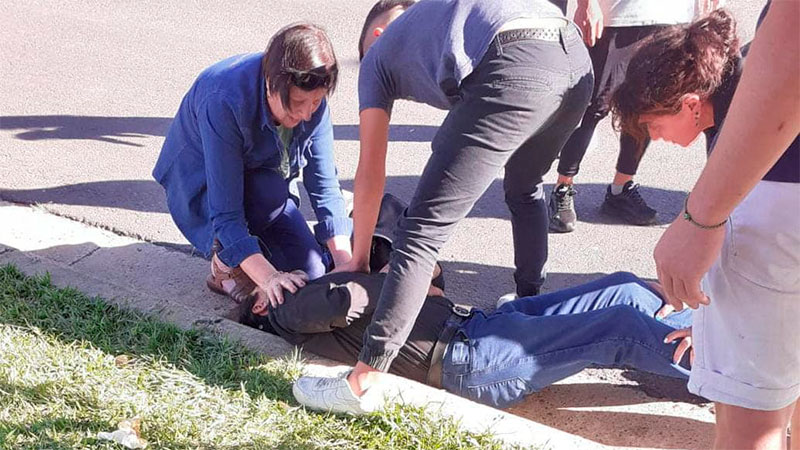 Motociclista embistió a una persona cuando realizaba maniobras peligrosas Motociclista embistió a una persona cuando realizaba maniobras peligrosas