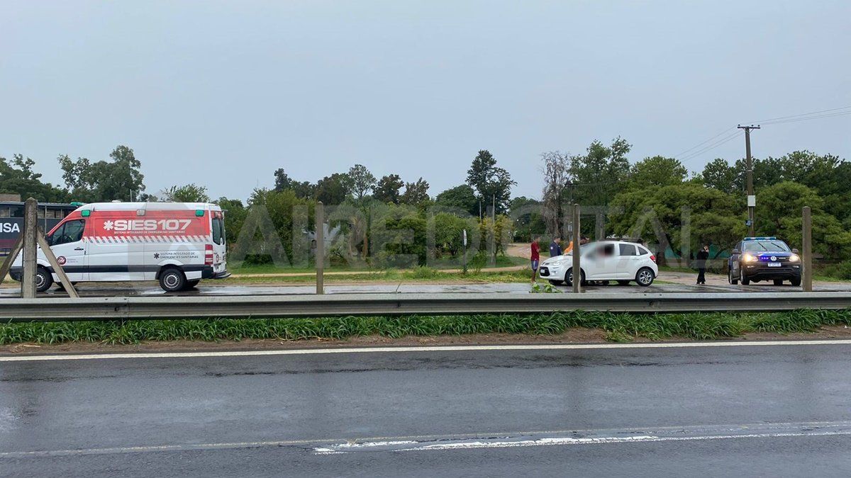 Un hombre falleció este miércoles en la ruta nacional 168 luego de sufrir una descompensación mientras iba al volante de su automóvil. 