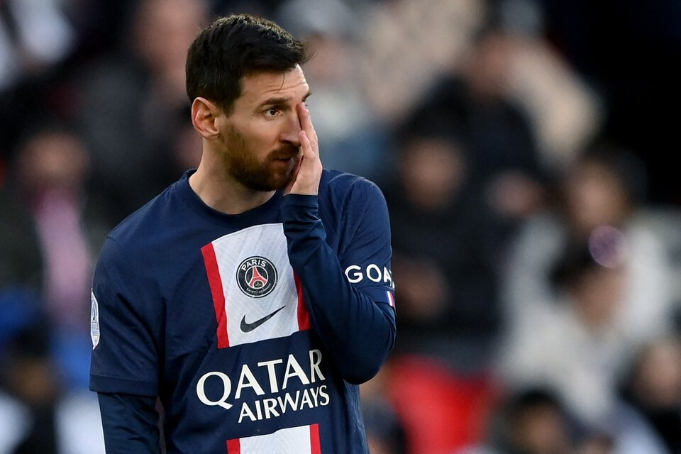 El momento en que los hinchas del PSG silbaron a Messi