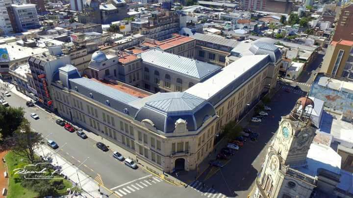 En la Escuela Normal hicieron una sentada para protestar por el dictado de clases en ola de calor En la Escuela Normal hicieron una sentada para protestar por el dictado de clases en ola de calor