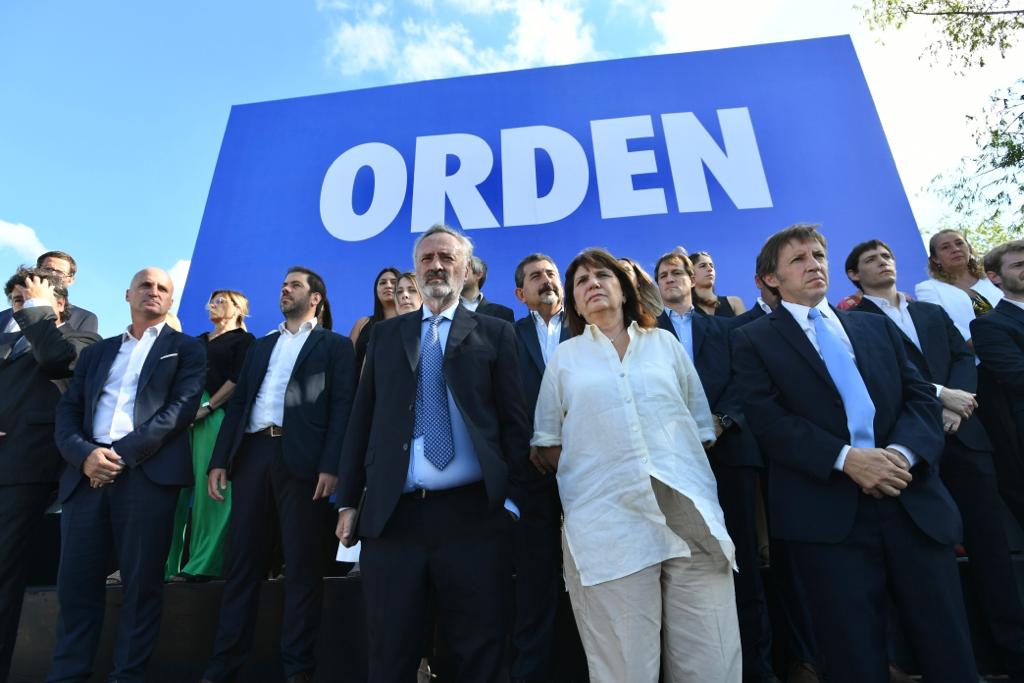 Con un imponente cartel con la palabra "Orden", Patricia Bullrich se mostró en un acto de campaña junto a Joaquín de la Torre y el intendente Jaime Mendez en San Miguel 