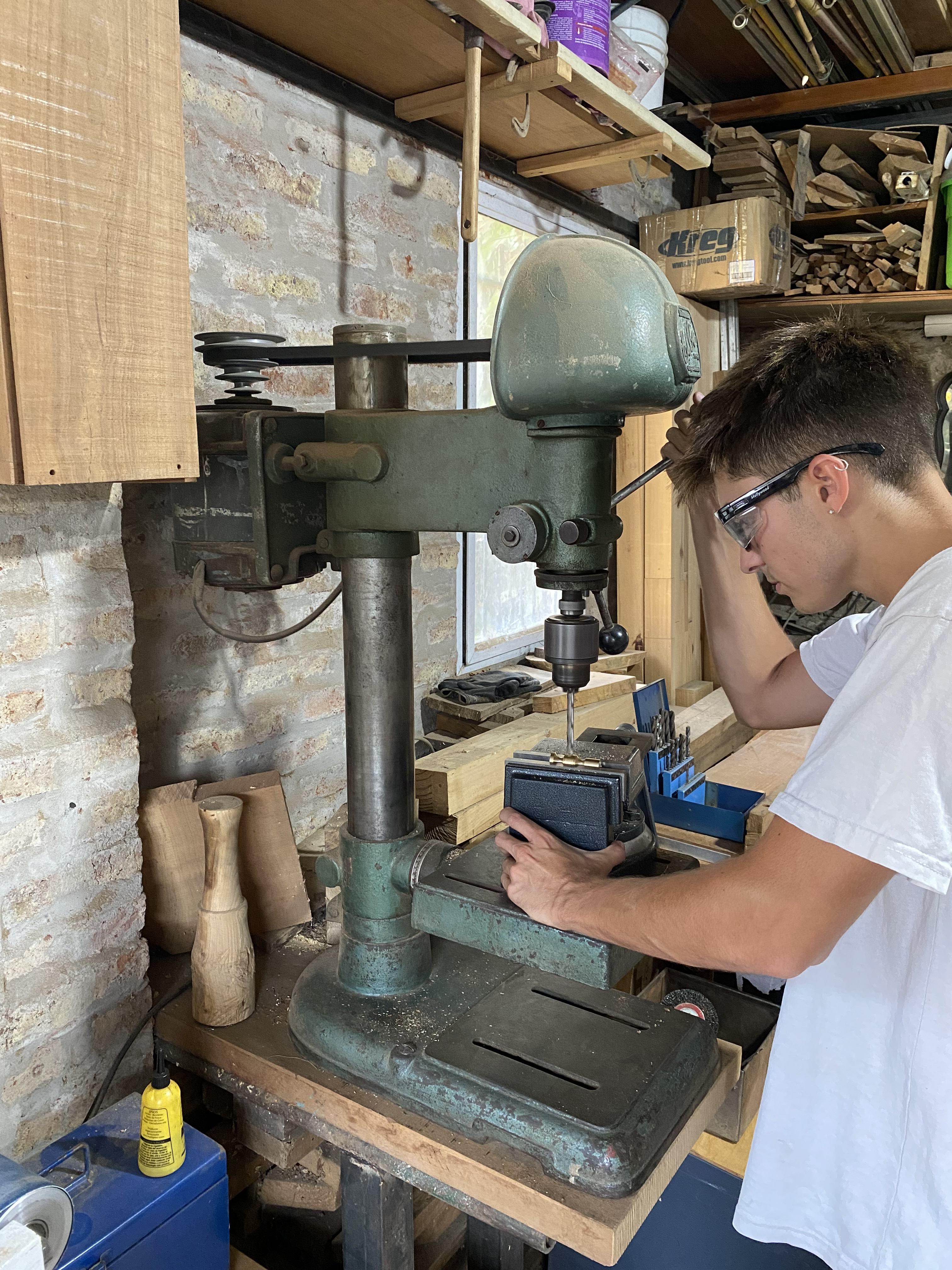 "Desde cuarto año de la secundaria me empecé a interesar más que nunca por la construcción de muebles y artículos de decoración, hasta que necesité herramientas y no las encontraba por ningún lado", cuenta Tomás
