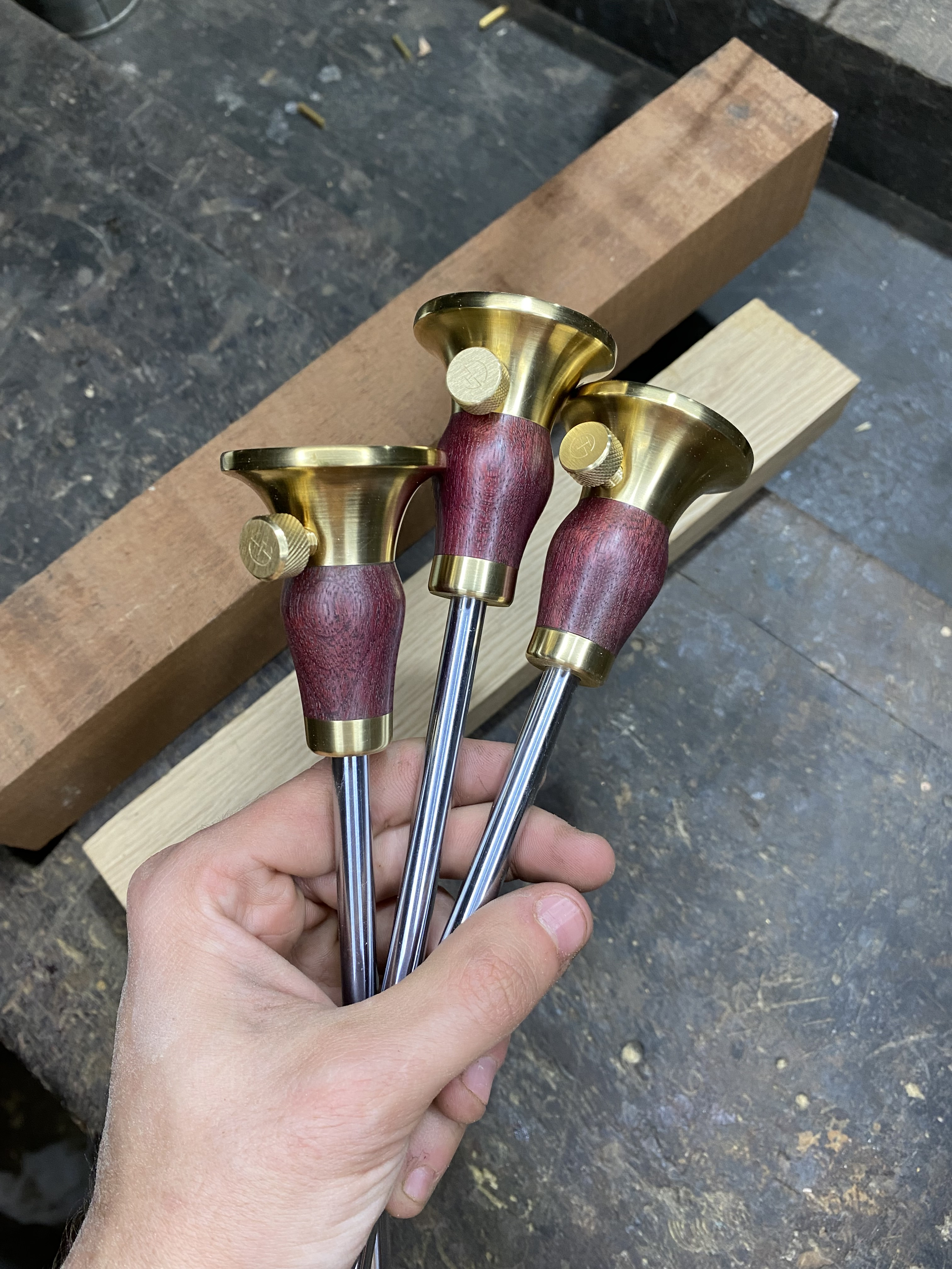Gramil de bronce y madera de moradillo, uno de sus productos estrella, con cuchilla reafilable realizada en 4140, cuerpo y perilla de ajuste en bronce y eje de acero cromado