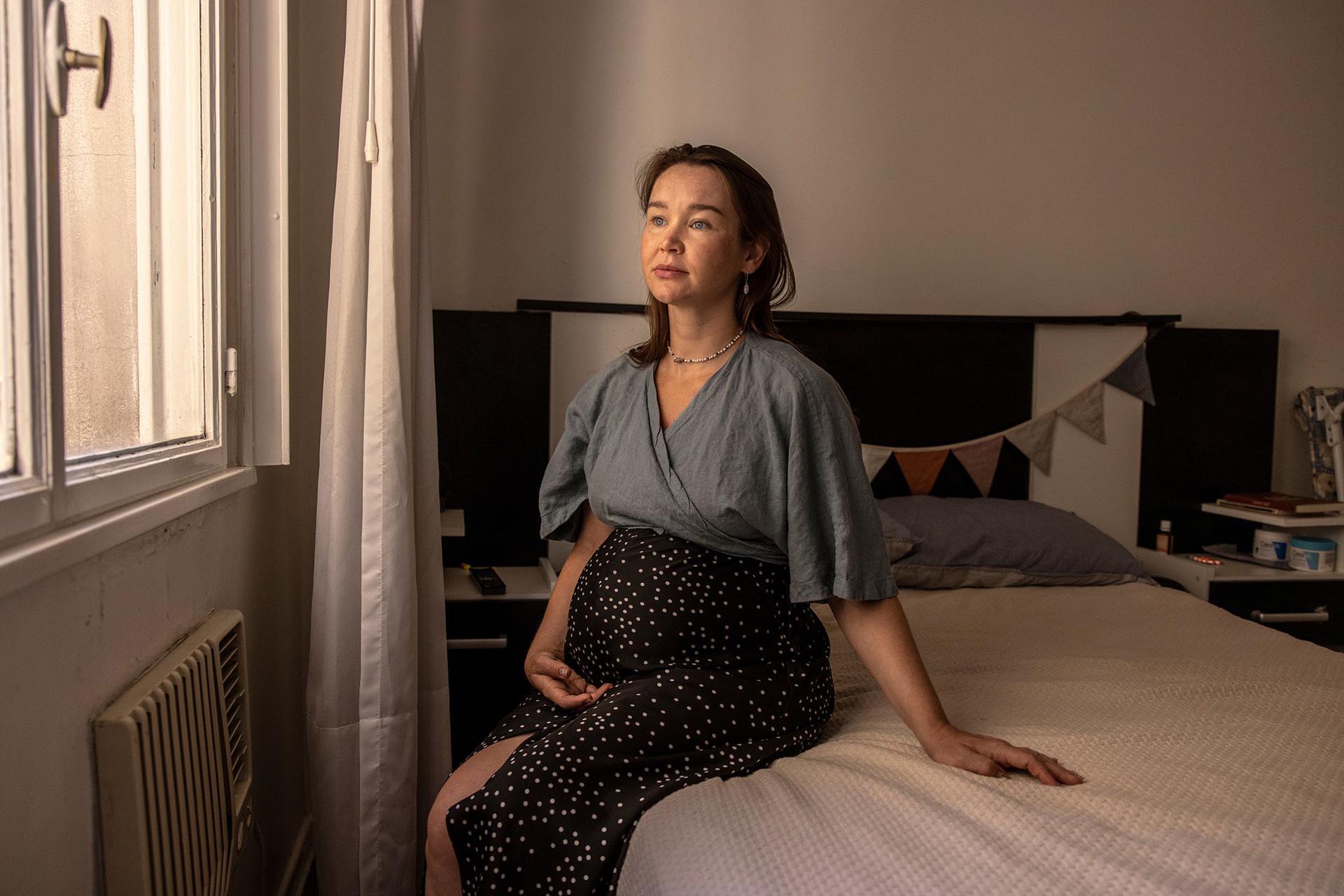 Victoria Bogataya, embarazada de nueve meses, en su apartamento del barrio de Palermo. Llegó en enero junto con su marido