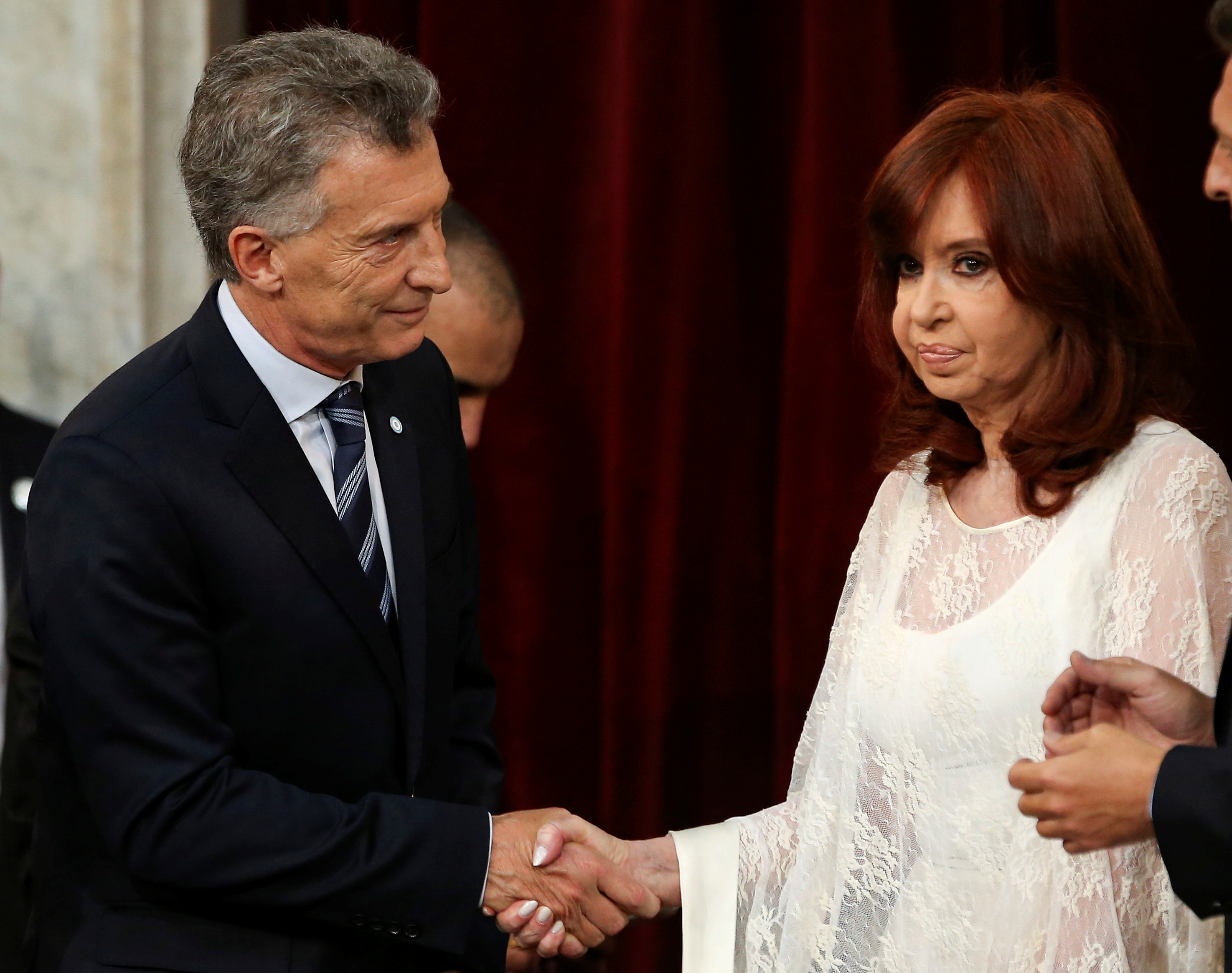 Fotos que hablan. El saludo de Cristina Kirchner y Mauricio Macri en diciembre de 2019.
