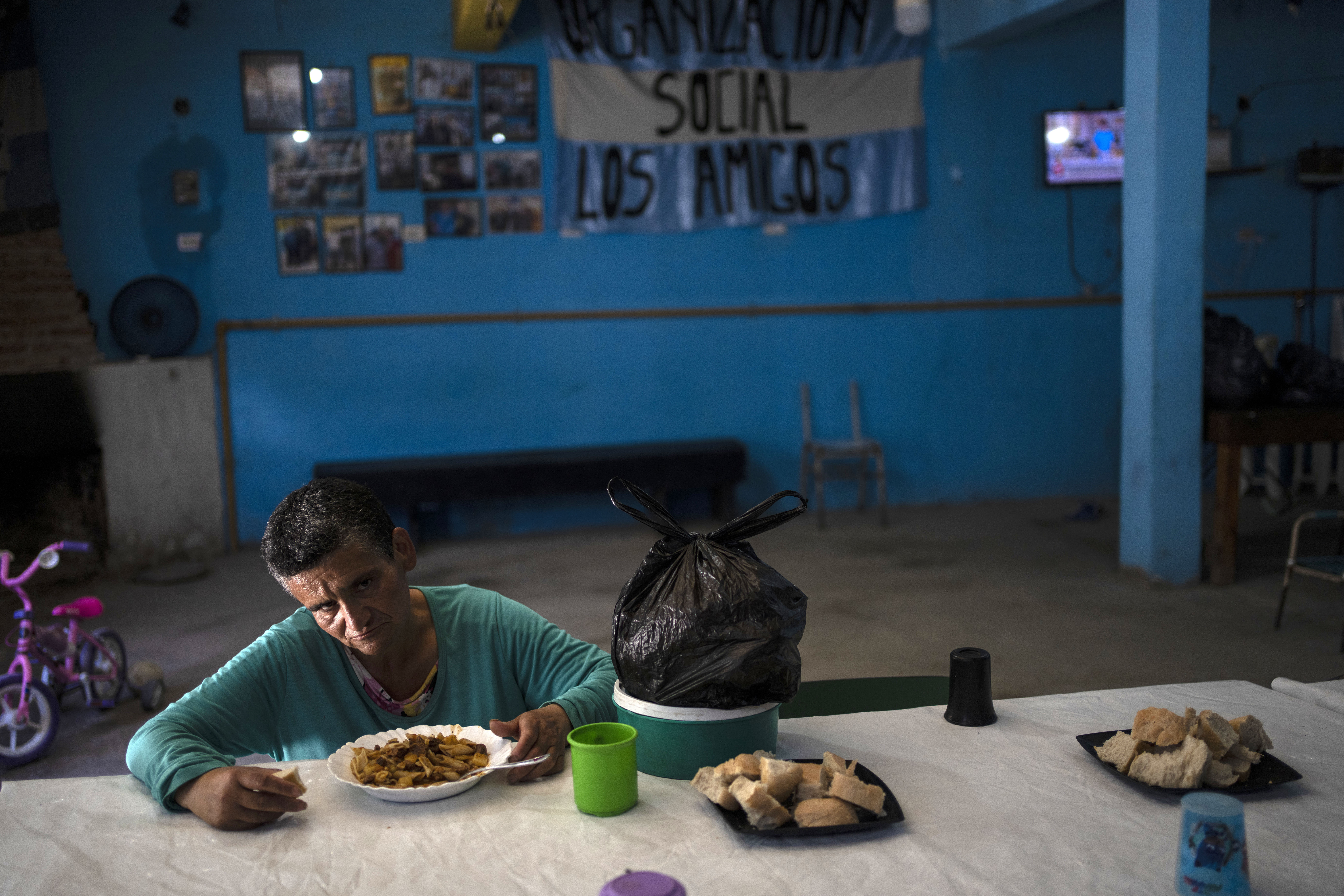 La canasta básica subió casi cinco puntos porcentuales por encima de la inflación general (AP)