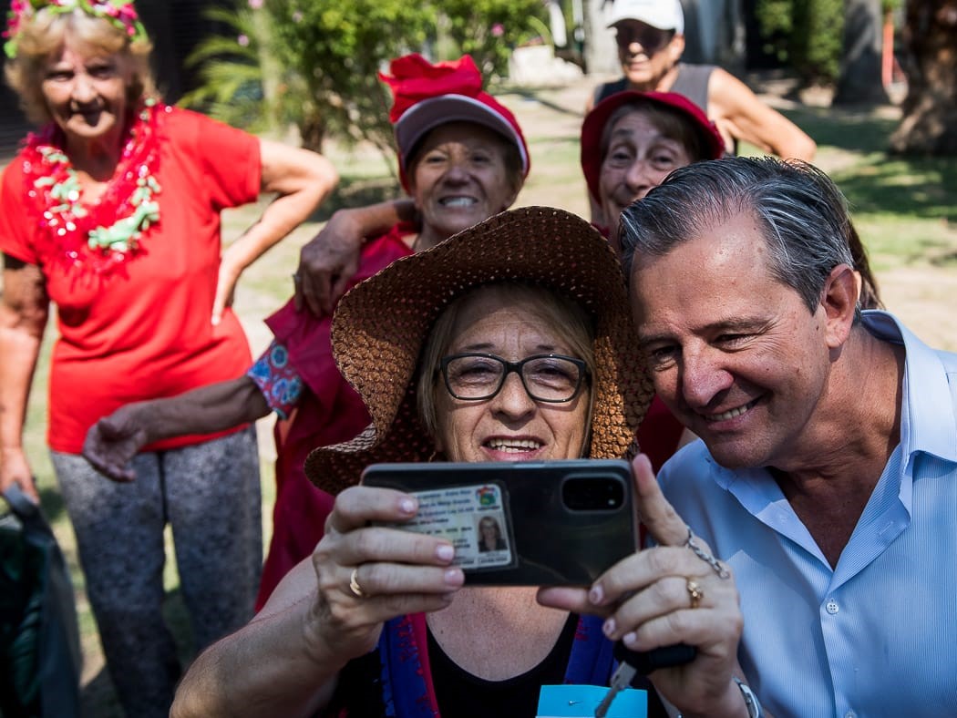 Bahl compartió el cierre de las colonias con adultos mayores