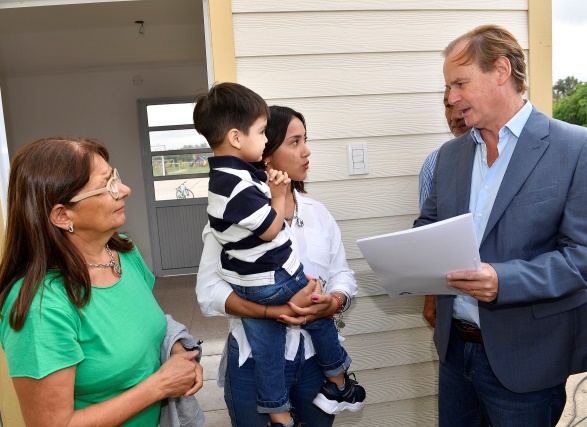 Bordet destacó el estímulo a la industria con la construcción de viviendas de madera Bordet destacó el estímulo a la industria con la construcción de viviendas de madera