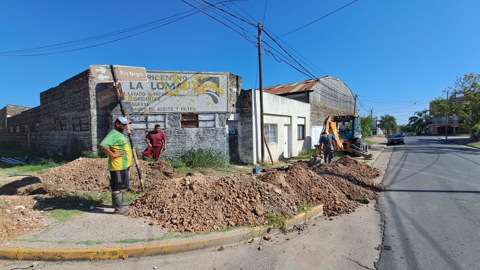 Realizan enlaces de cañería de agua en Churruarín y Río Negro