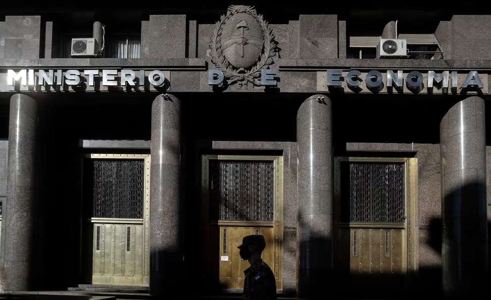 El gobierno aumentó 4 veces el monto que acordó con el FMI