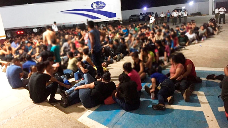 Encontraron más de 100 niños y 200 adultos dentro de un trailer en México