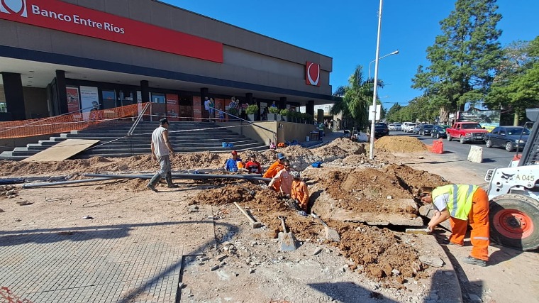 Realizan enlaces de cañerías de agua en avenida Zanni