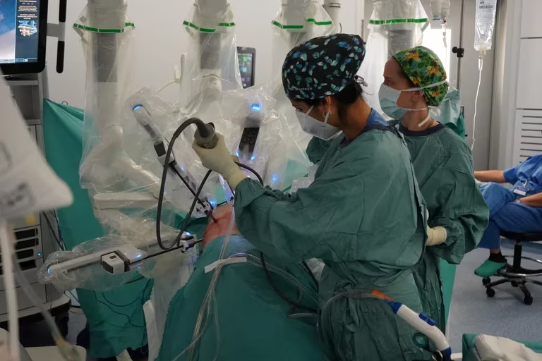 Hito de la ciencia: se realizó el primer trasplante pulmonar con un robot sin abrir el tórax