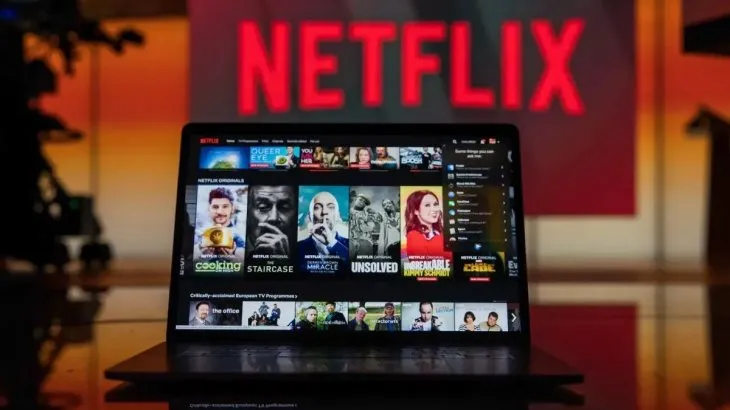 Netflix vuelve a retrasar sus nuevas políticas para compartir contraseñas