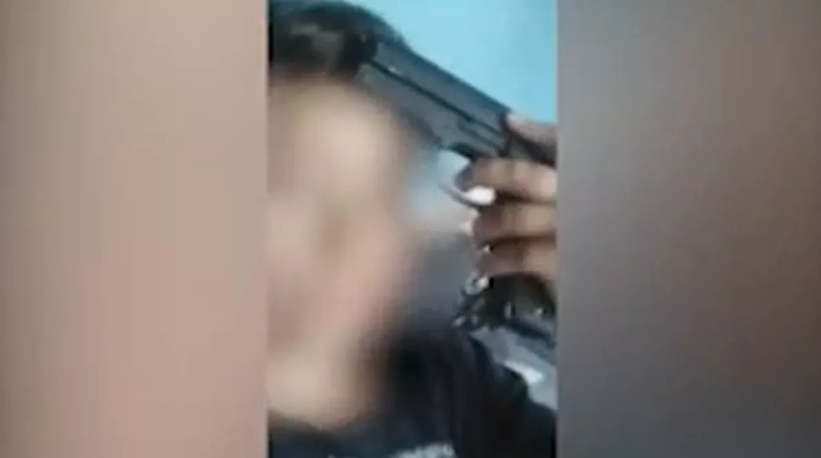 Un nene llevó un arma a la escuela, amenazó a compañeros y le pegó a la maestra Un nene llevó un arma a la escuela, amenazó a compañeros y le pegó a la maestra