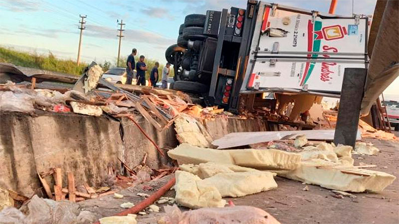 Volcó un camión con pollos faenados, vecinos se llevaron la carga