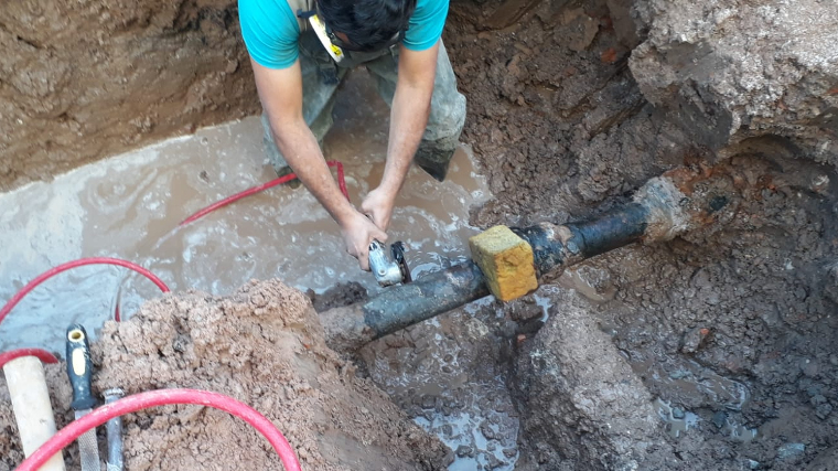 Reparan cañería de agua en calles Don Bosco y Suipacha
