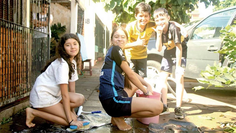 Alumnos de primaria lavan autos para pagar el viaje de egresados Alumnos de primaria lavan autos para pagar el viaje de egresados