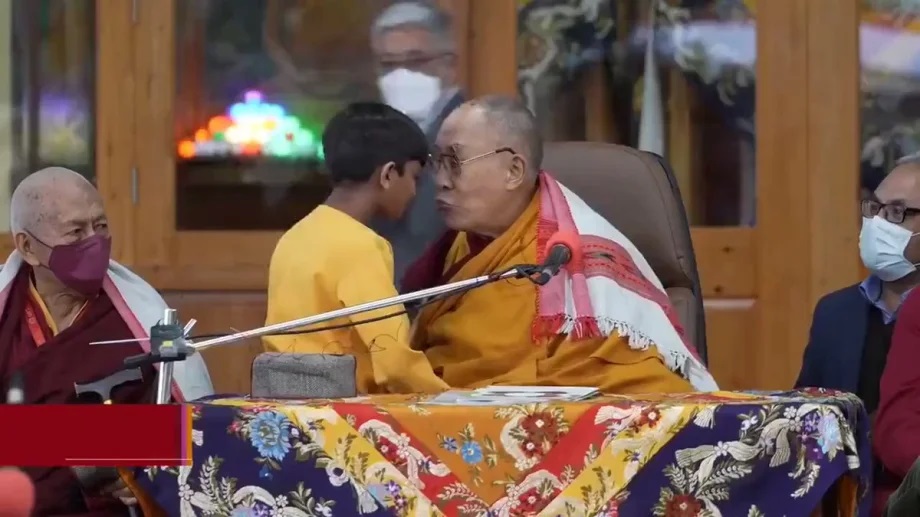Se difundió un polémico video del Dalai Lama besando a un niño en la boca
